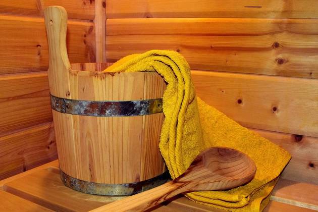 Recomenda-se usar o balde com água fria para dar aquela refrescada após o período de intenso suor. 