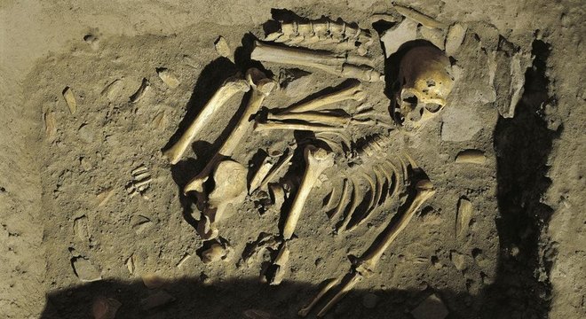 Evidências apontam que os neandertais também enterravam seus mortos, outro ritual cultural que indica um 'comportamento simbólico complexo'Reconstituição de um túmulo neandertal