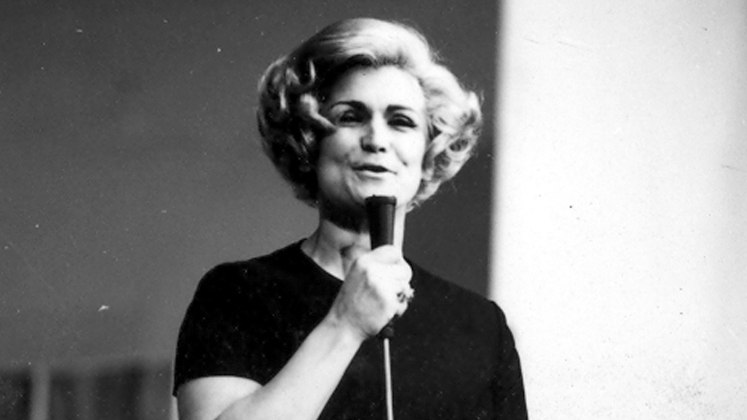 Uma gracinhaAlém de comandar um programa aos domingos na Record, entre 1966 e 1973, Hebe Camargo também participou da novela As Pupilas do Senhor Reitor
