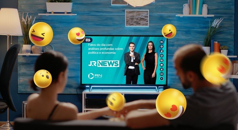 Material promocional da Soul TV destaca o "JR News ", com Gustavo Toledo e Camila Busnello