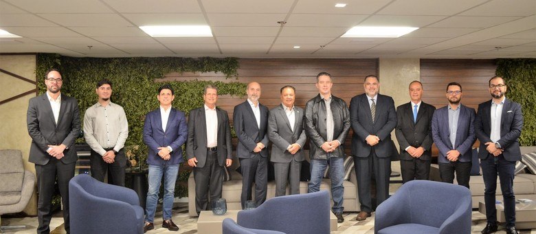 Comunitária e de Fiscalização da Secretaria de Radiodifusão; André Dias, Superintendente de Rede da
 Record TV; Fernando Machado, vice-presidente da Rede Vitória de Comunicação; Márcio Novaes, presidente da Abratel; Leonardo Petrelli, Presidente Executivo do Grupo RIC; Max Martinhão, Secretário de Radiodifusão; Edson Ferreira, Diretor Comercial e de Negócios do Grupo Cidade de Comunicação; Elton Leoni, Diretor Administrativo da SIC TV; William Zambelli,  Diretor de Outorga e Pós Outorga da Secretaria de Radiodifusão; João Camilo, Coordenador de Relações Governamentais e Comunicação da Abratel.