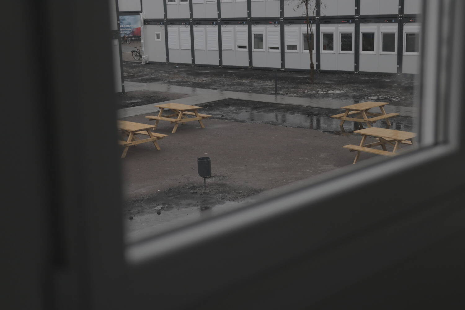 Contêineres viram casa para refugiados em Lviv (Tony Chastinet/Record TV)