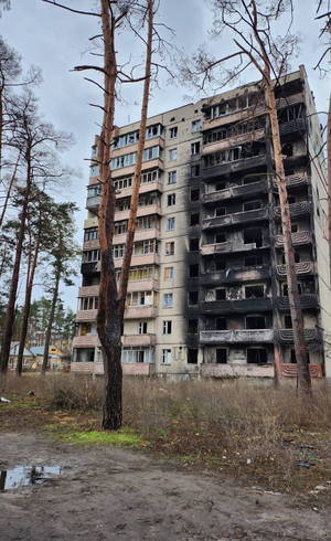  Prédio atingido por bomba em Irpin (Tony Chastinet/Record TV)