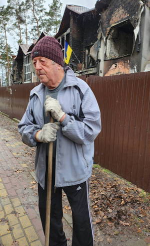 Yosyp: casa do vizinho atingida por bomba em Irpin (Tony Chastinet/Record TV)