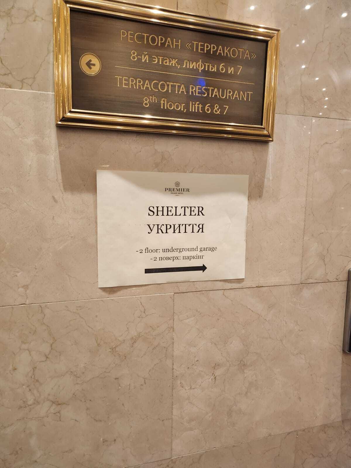 Hotéis: sinalização para indicar o caminho do abrigo para os hóspedes (Tony Chastinet/Record TV)