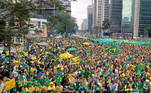 Os manifestantes levaram para as ruas bandeiras do Brasil e estão vestidos majoritariamente de verde e amarelo 