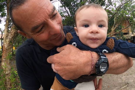 Zulu com o pequeno Kiron (Reprodução/Record TV)