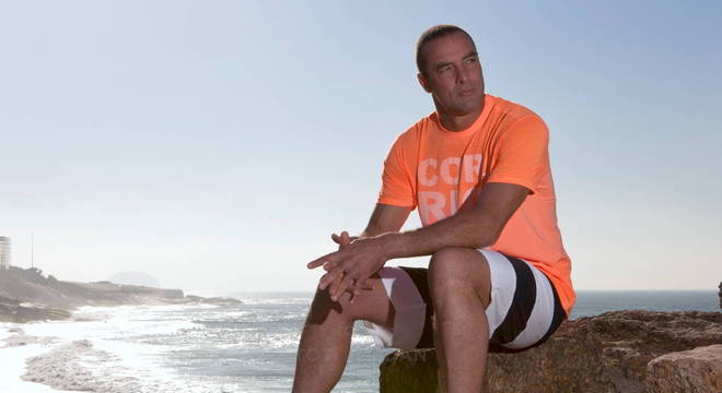 Com o recém-nascido, Zulu vive o conflito de gerações em casa (Reprodução/Record TV)