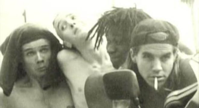 Vídeo: em 1988, Red Hot Chili Peppers tocava Black Flag com baterista do Dead Kennedys