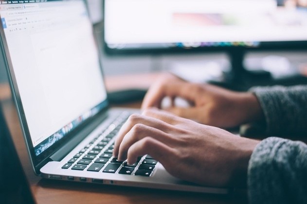 A professora indica que o estudante acesse o site do Inep (Instituto Nacional de Estudio e Pesquisas Educacionais) e baixa as três últimas provas do exame nacional. 