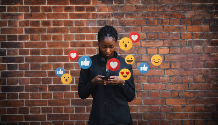 6. Evite as redes sociais&nbsp;Fugir o máximo possível de situações que geram ansiedade, como ficar muito tempo nas redes sociais, ajuda no controle dos sintomas.&nbsp;A constante comparação com outras pessoas, a necessidade de compartilhar a vida nas redes e a busca pela validação de outros indivíduos (por meio das curtidas, por exemplo) podem piorar a ansiedade.