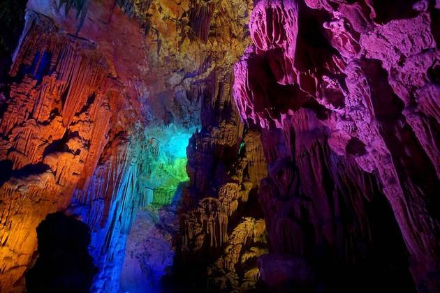 Reed Flute Cave (China)  - Fica a 5 km do centro de Guilin, em Guangxi.  Acredita-se que a caverna tenha 180 milhões de anos. 