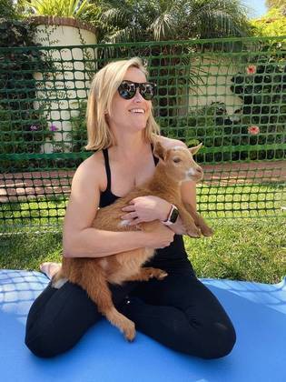 Reese Witherspoon: A atriz hollywoodiana tem cabras como animais de estimação e elas têm nome: Martha e George Washington. Reese também tem galinhas, burros e porcos.