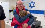 A menina irlandesa-israelense Emily Hand, de 9 anos, abraça o pai, Thomas, após ser solta, no domingo (26) 