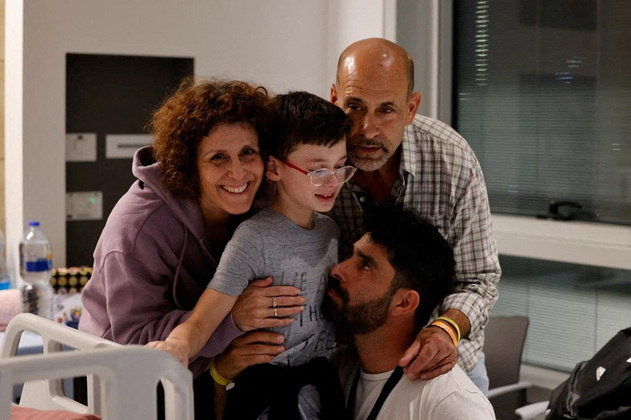 Ohad Munder, que completou seu nono aniversário como refém em Gaza, foi uma das crianças libertadas no primeiro dia da trégua. No hospital, ele correu para os braços do pai