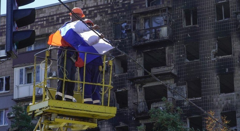 Bandeiras da Rússia são vistas tremulando por diversas regiões controladas por Moscou