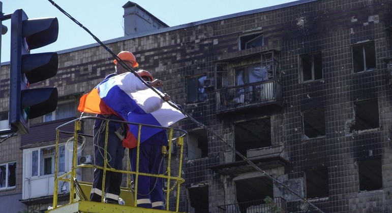 Autoridades russas espalham símbolos do país pela Ucrânia