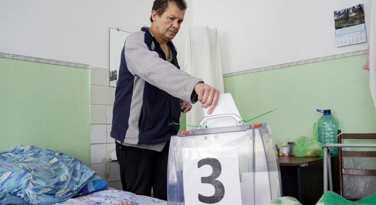Referendo foi realizado nas regiões separatistas e nas áreas controladas pela Rússia