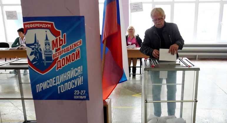 Em Mariupol, na Ucrânia, homem deposita seu voto no referendo feito pela Rússia