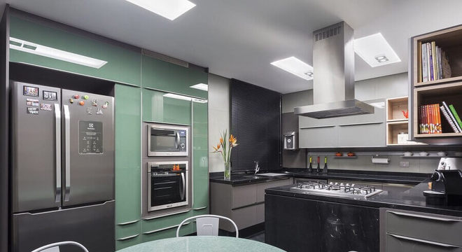 reforma de cozinha ampla e moderna com cooktop e mesa redonda