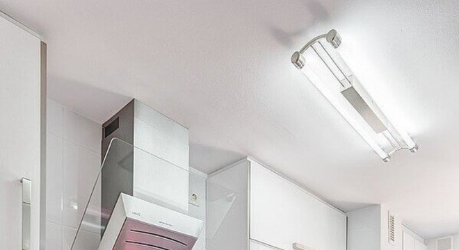 Reforma de cozinha branca e rosa