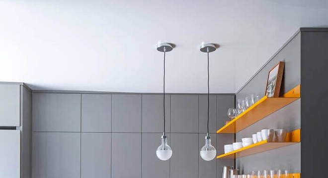 Reforma de cozinha cinza e amarela 