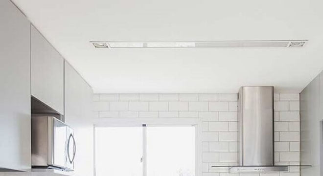 Reforma de cozinha planejada toda branca com subway tile