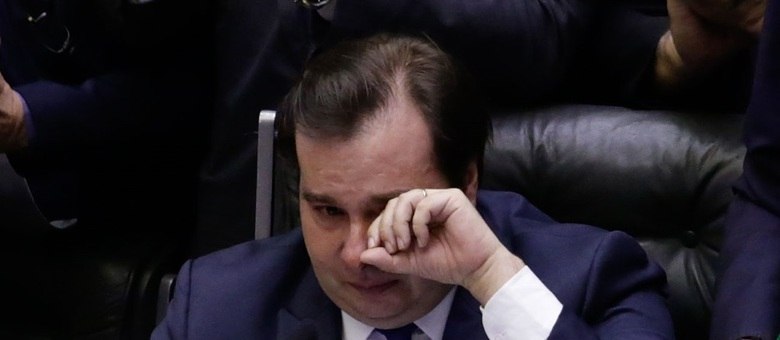 O presidente da Câmara, Rodrigo Maia (DEM-RJ), chora no plenário da Casa
