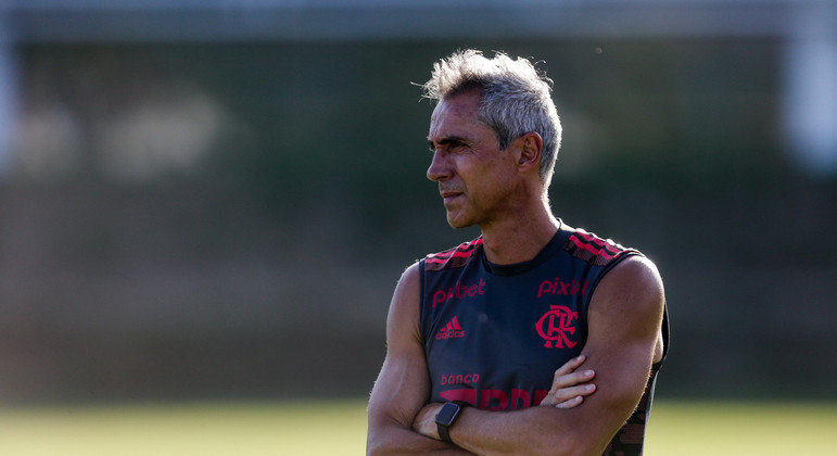 Técnico Paulo Sousa observa treino do Flamengo