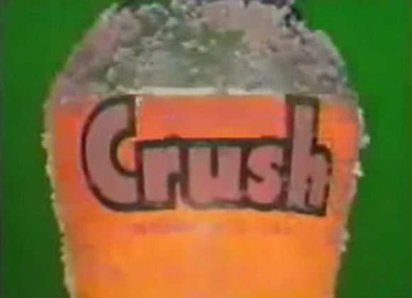 Calma, não estamos falando da pessoa de que você gosta. O refrigerante Crush foi sucesso no Brasil durante os anos 1980 e 1990. A bebida era um sucesso, mas teve sua licença cancelada e parou de ser produzida