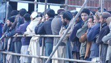 Refugiados afegãos serão despejados de hotéis para aliviar custos no Reino Unido