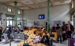 Na Polônia, a estação de trem de Przemysl se tornou um centro de recepção a refugiados que chegam da Ucrânia