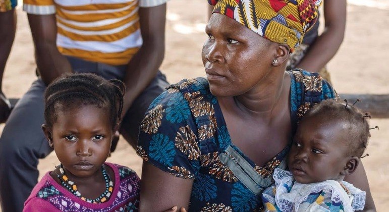 Mulher da República Centro-Africana espera para ser registrada na República Democrática do Congo