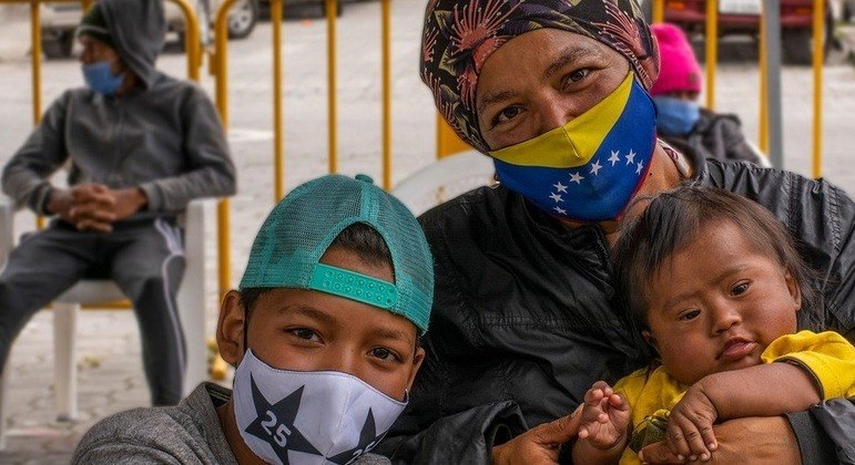 Família de venezuelanos faz parte do grande fluxo de pessoas que saíram do país