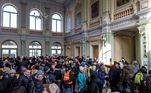 Dezenas de refugiados vindos da Ucrânia ocupam estação de trem em Przemysl, na Polônia. O local virou um ponto de recepção temporário para acolher refugiados vindos do país vizinho