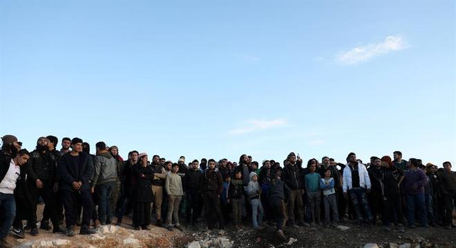 Refugiados protestam na fronteira com a Turquia
