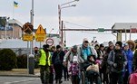 A Rússia anunciou nesta quinta-feira (10) que vai abrir corredores humanitários diários para permitir que os ucranianos que fogem dos combates cheguem ao seu território, enquanto Kiev pede corredores que permitam a evacuação de civis dentro da Ucrânia.