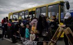 Refugiados ucranianos chegam a um centro de registro de deslocados em meio à invasão russa
