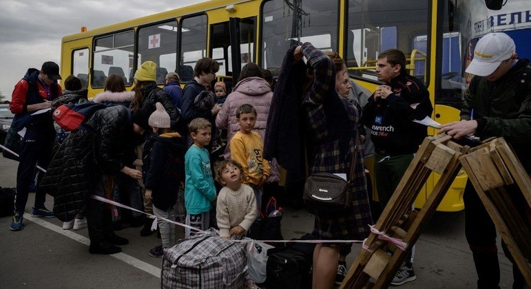 Refugiados ucranianos chegam a um centro de registro de deslocados em meio à invasão russa
