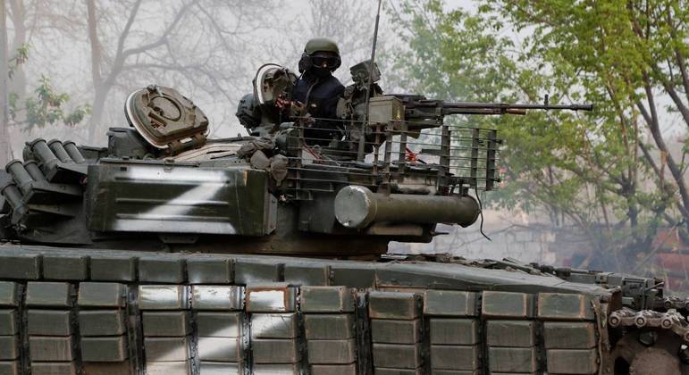 Membro das tropas pró-Rússia é visto em um tanque durante combates em Mariupol