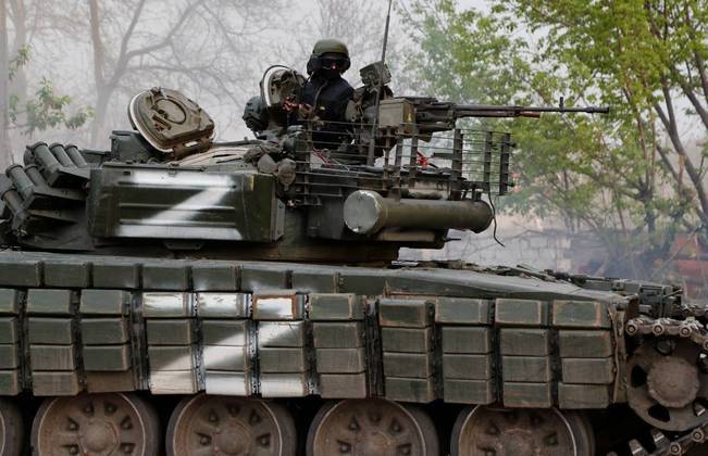 Membro das tropas pró-Rússia é visto em um tanque durante combates em Mariupol