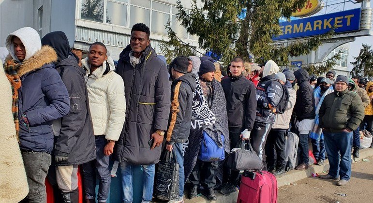 Pessoas tentam deixar a Ucrânia com destino à Polônia