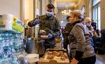 No local, os refugiados conseguem ter acesso a comida e água, servidas por militares poloneses, bem como a abrigo, durante o rigoroso inverno do Leste Europeu