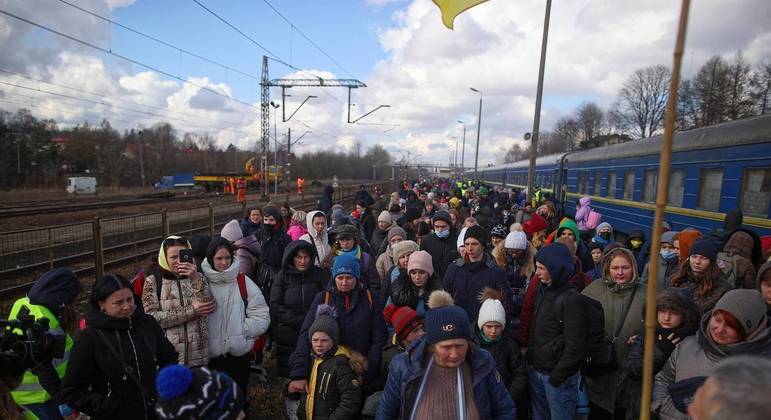 Refugiados da Ucrânia em direção à fronteira com a Polônia