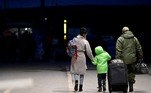 Funcionários da fronteira da Eslováquia ajudam as famílias ucranianas a entrar no país com grandes malas