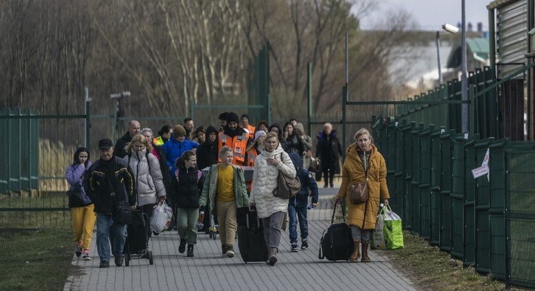 Refugiados ucranianos procuram países vizinhos para fugir da guerra