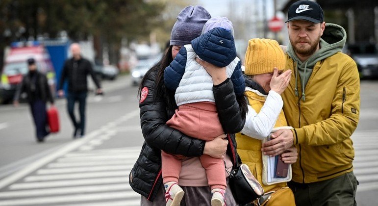 Família ucraniana chora ao se reunir na Romênia
