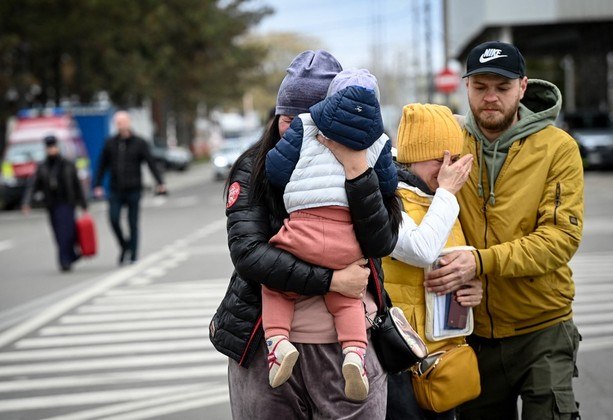Mais de 5 milhões de pessoas já deixaram a Ucrânia desde o início da guerra, o que representa mais de 10% da população do país, segundo o último censo. Desse contingente, pelo menos 215 mil são estrangeiros que também fugiram do país