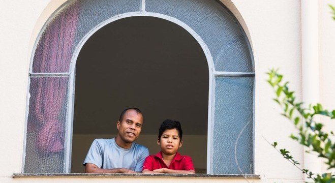 Juan Velazquez, e o filho Jhunior, no abrigo onde estão morando em São Paulo