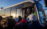 Refugiados ucranianos tentam entrar em ônibus. Já na Polônia, estes refugiados saíram de Medyka e iriam para Przemysl 